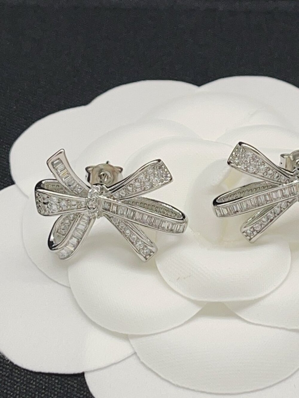GRAFF 2026 Newest Silver Diamond-Studded Bow Earrings